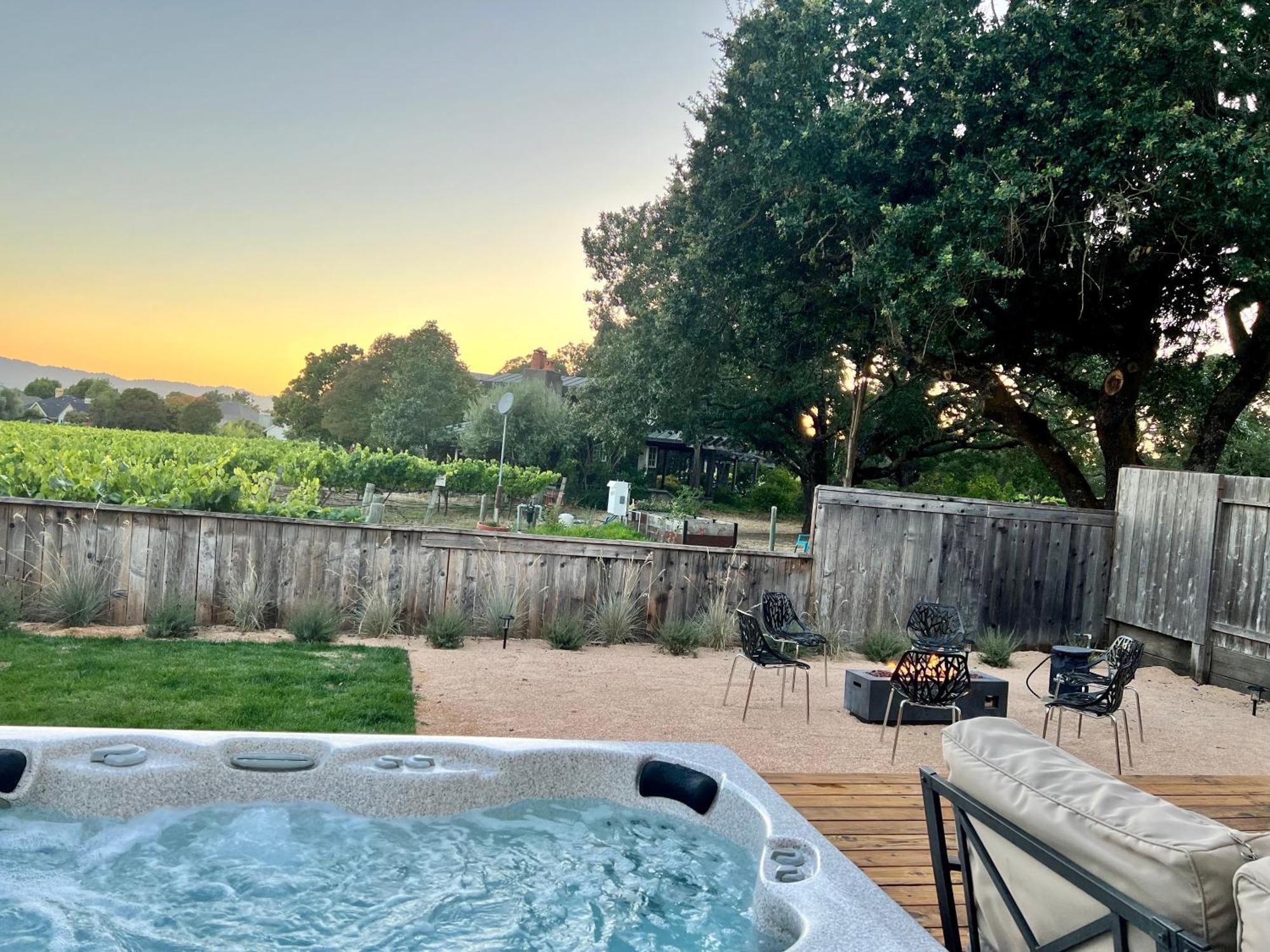 Vila Outdoor Fire-Pit, Jacuzzi & Bbq W/ Vineyard Views! Windsor Exteriér fotografie