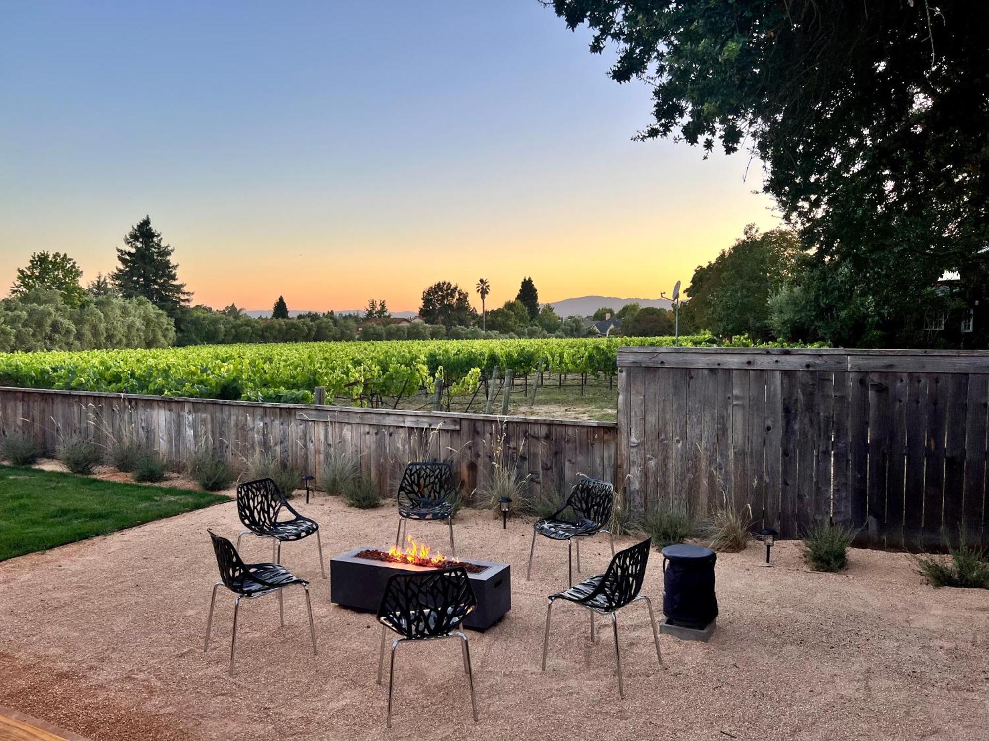 Vila Outdoor Fire-Pit, Jacuzzi & Bbq W/ Vineyard Views! Windsor Exteriér fotografie